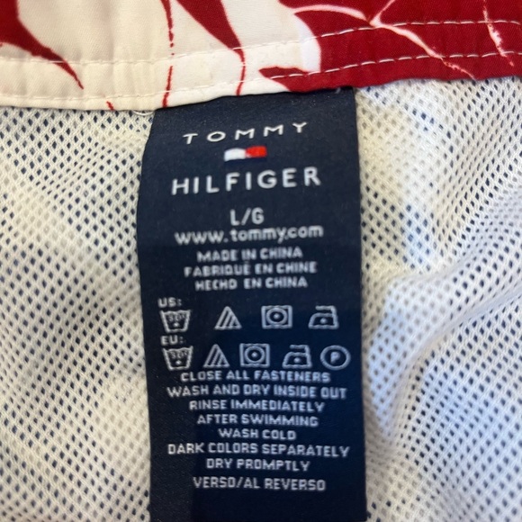 Three designer cargo Bermuda shorts for men, Nike, billabong and Tommy Hilfiger - Picture 10 of 16